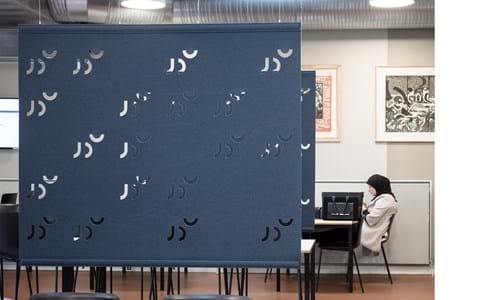 Rumdelere i filt i kantine på universitet med udskæringer (3)