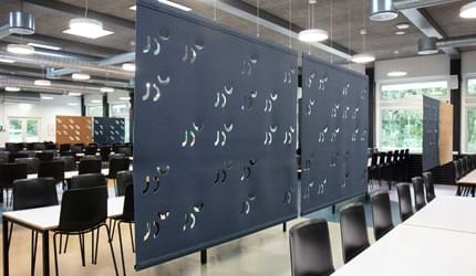 Rumdelere i filt i kantine på universitet med udskæringer (4)