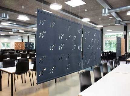 Rumdelere i filt i kantine på universitet med udskæringer (4)