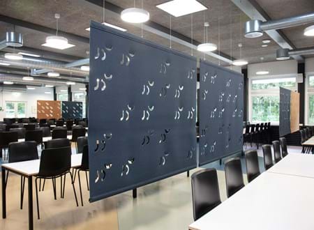 Rumdelere i filt i kantine på universitet med udskæringer (4)