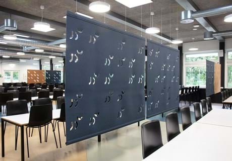 Rumdelere i filt i kantine på universitet med udskæringer (4)