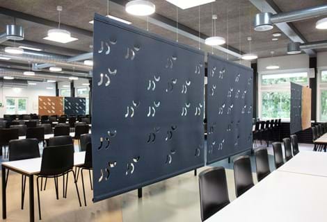 Rumdelere i filt i kantine på universitet med udskæringer (4)