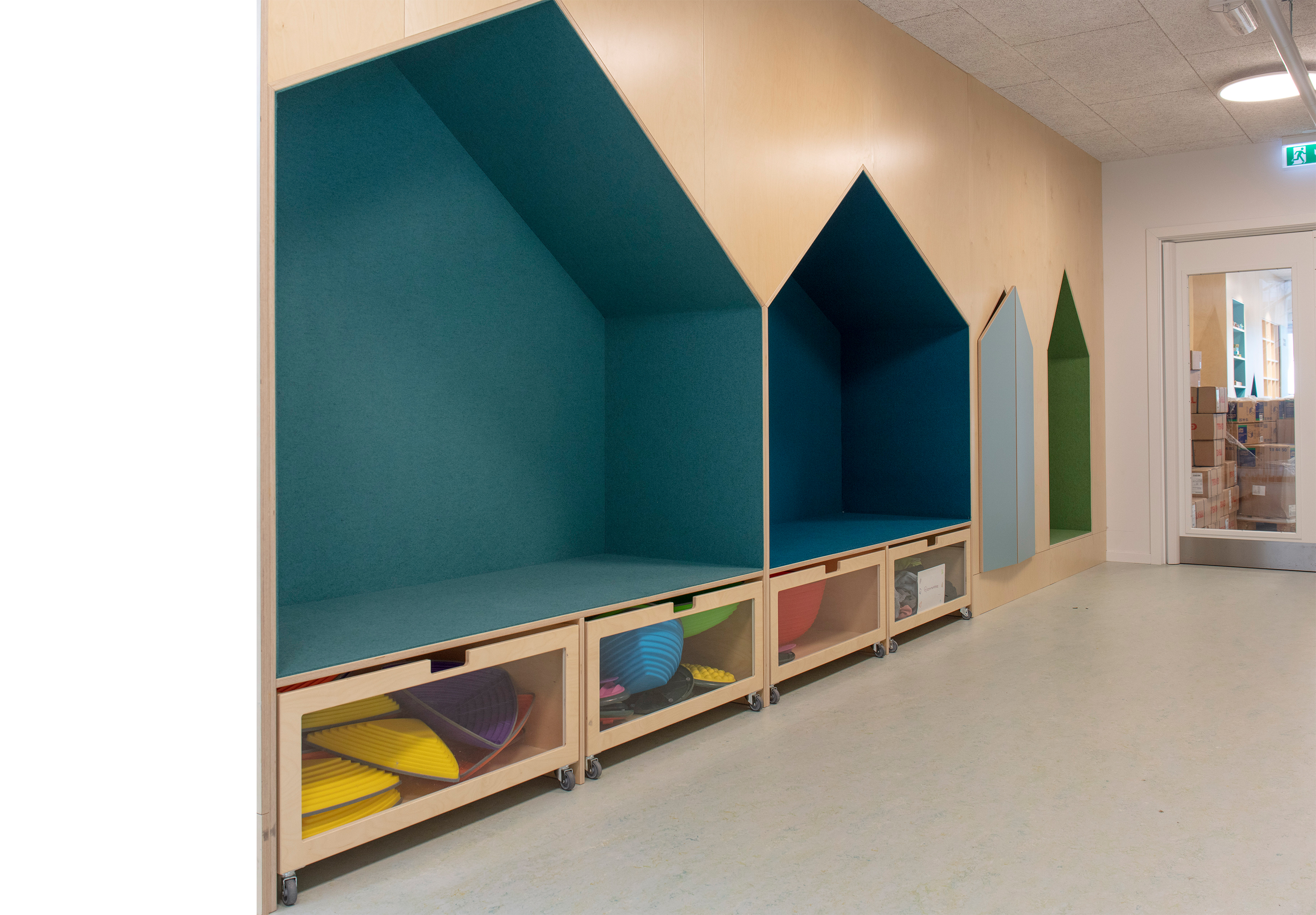 blå filt opklæbet i træbokse i børnehave