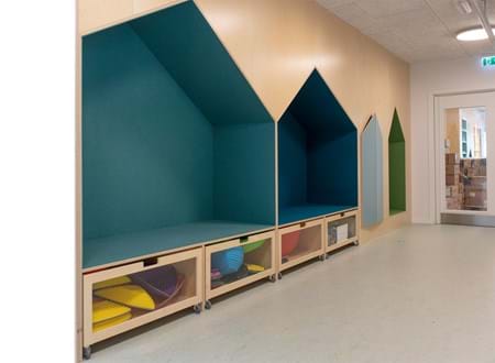 blå filt opklæbet i træbokse i børnehave