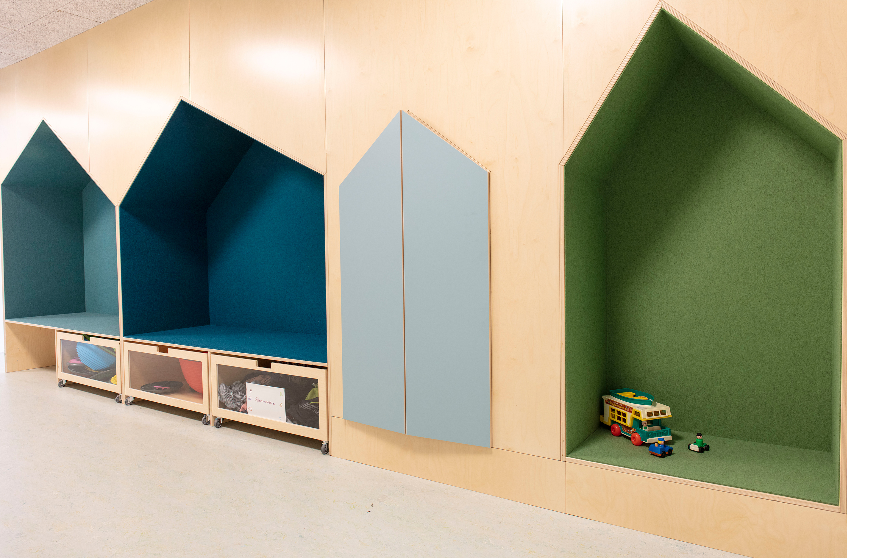 blå filt opklæbet i træbokse i børnehave