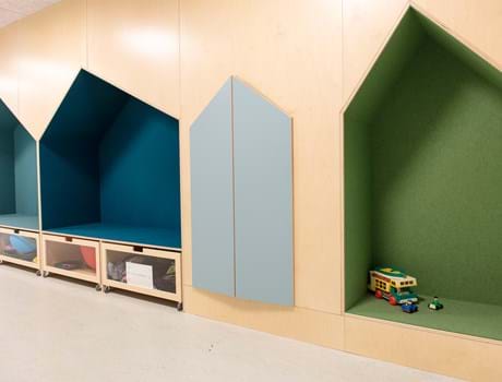 blå filt opklæbet i træbokse i børnehave