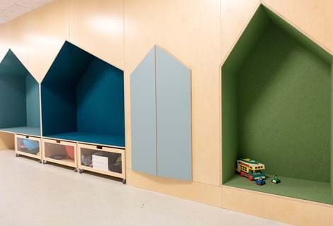 blå filt opklæbet i træbokse i børnehave