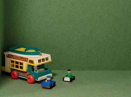 blå filt opklæbet i træbokse i børnehave