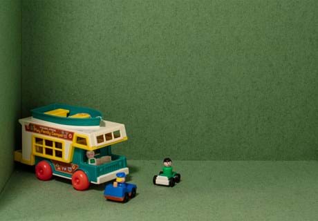 blå filt opklæbet i træbokse i børnehave