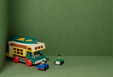 blå filt opklæbet i træbokse i børnehave