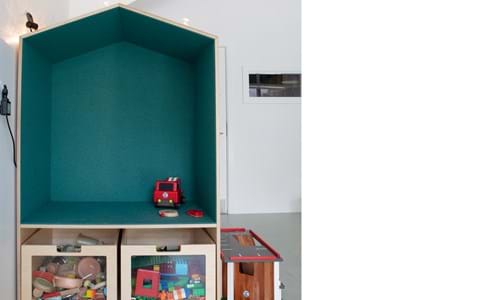 blå filt opklæbet i træbokse i børnehave