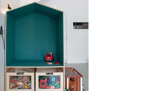 blå filt opklæbet i træbokse i børnehave