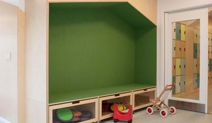 blå filt opklæbet i træbokse i børnehave