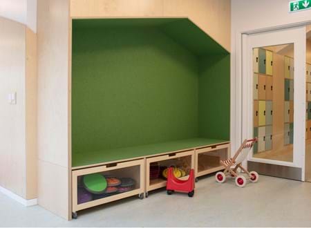 blå filt opklæbet i træbokse i børnehave