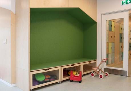 blå filt opklæbet i træbokse i børnehave