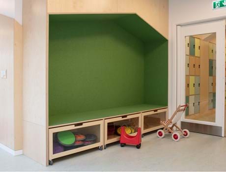 blå filt opklæbet i træbokse i børnehave