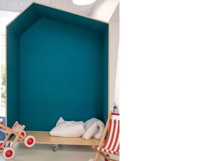 blå filt opklæbet i træbokse i børnehave