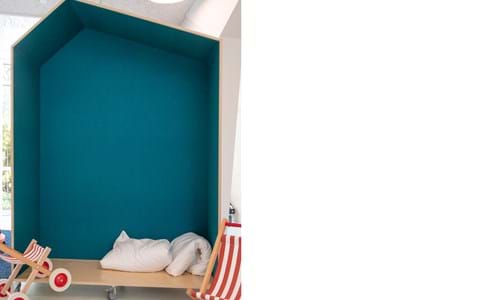 blå filt opklæbet i træbokse i børnehave