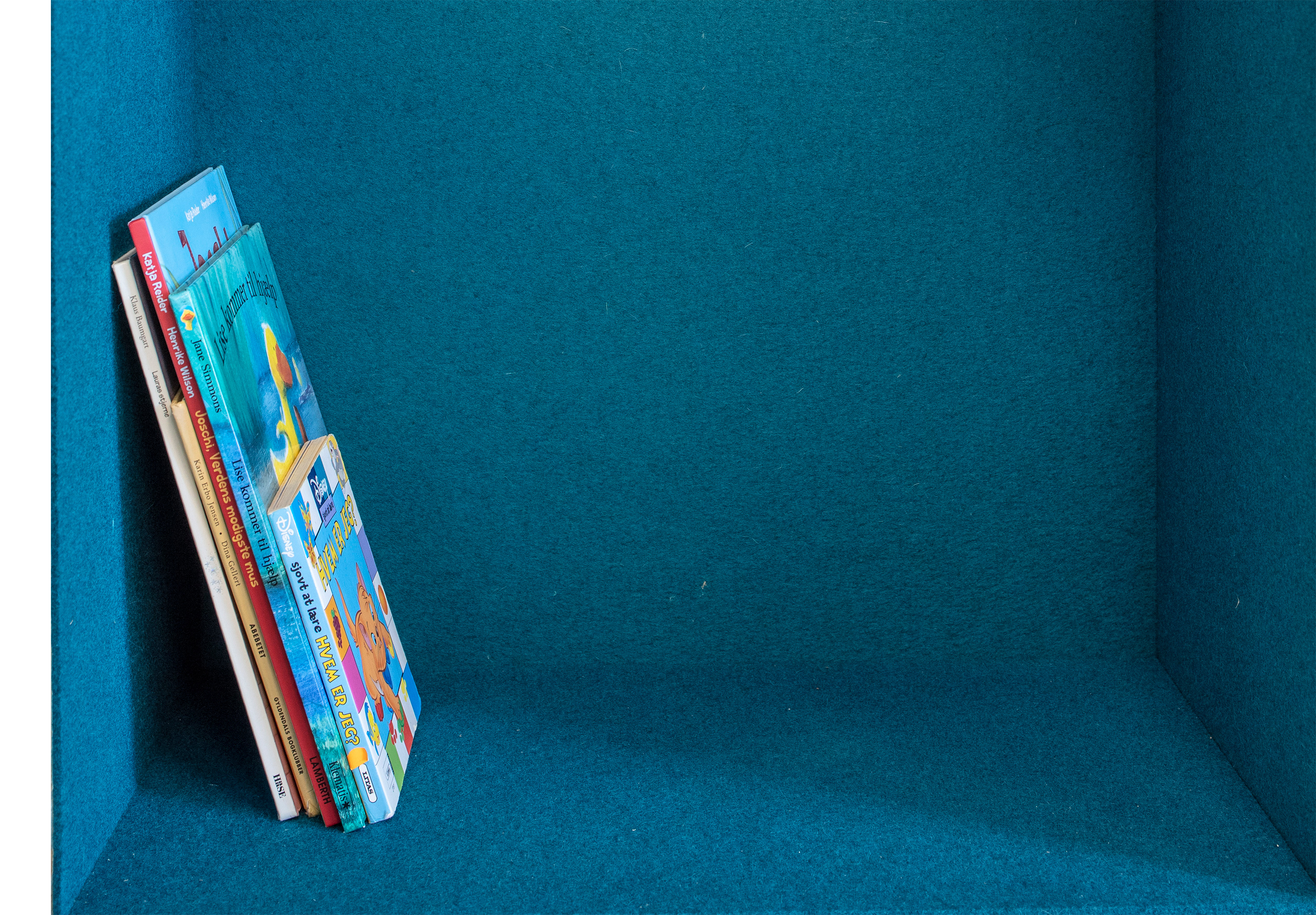 blå filt opklæbet i træbokse i børnehave