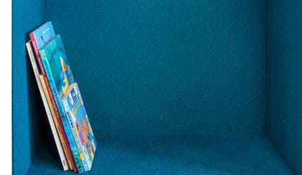 blå filt opklæbet i træbokse i børnehave