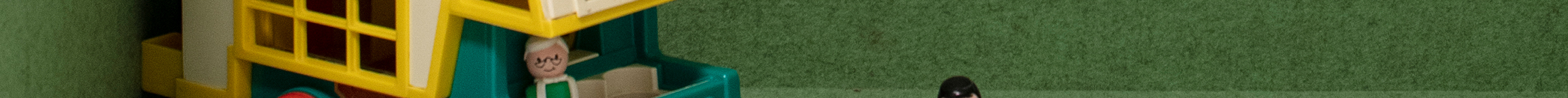 blå filt opklæbet i træbokse i børnehave