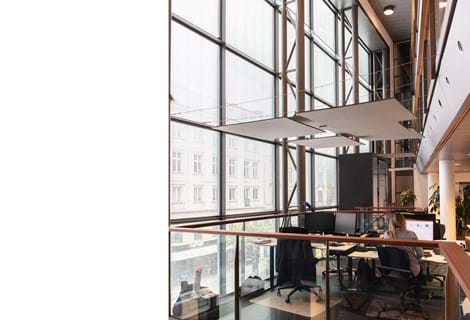 1 Akustikmodul TwisterPlus nedhængt fra loft hos Food Folk