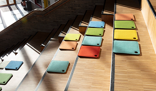 Bjørlien skole filtsæder på trappe (1)