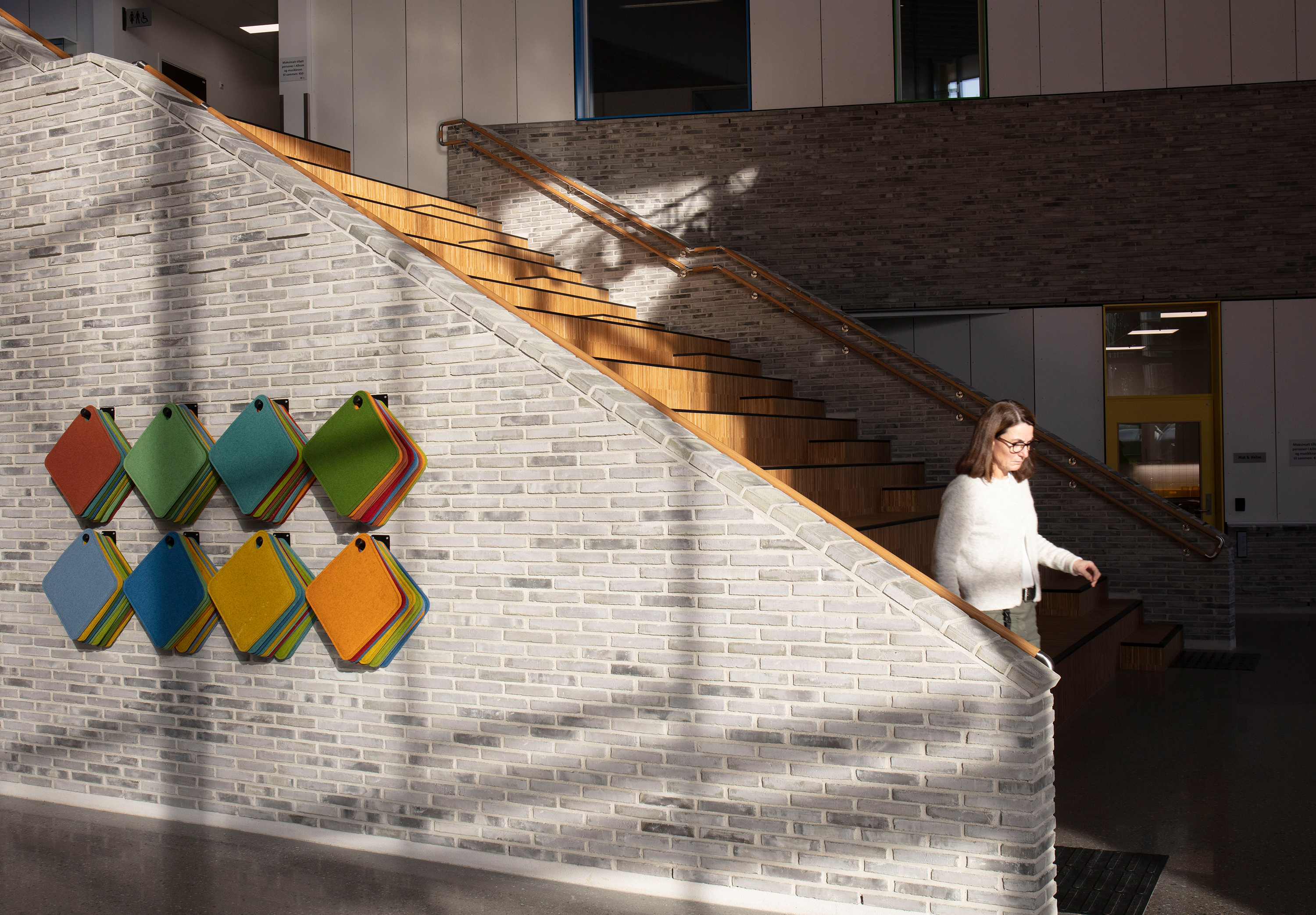 Bjørlien skole filtsæder på trappe (3)