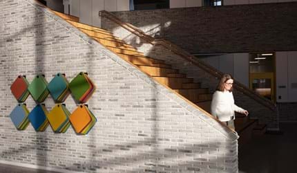 Bjørlien skole filtsæder på trappe (3)