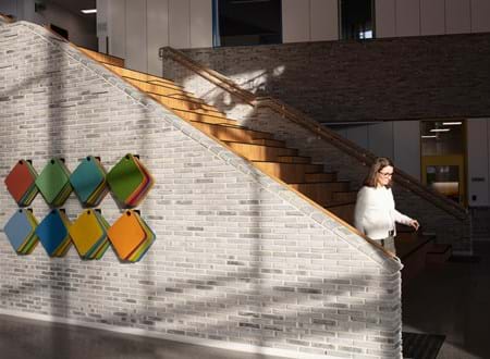 Bjørlien skole filtsæder på trappe (3)