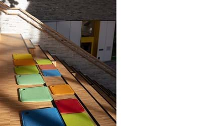 Bjørlien skole filtsæder på trappe (6)