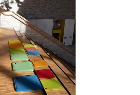 Bjørlien skole filtsæder på trappe (6)