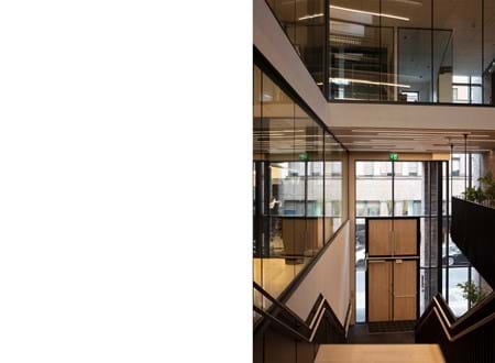 Fraster filt opklæbet på væg i trappegang