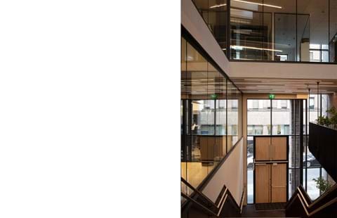 Fraster filt opklæbet på væg i trappegang