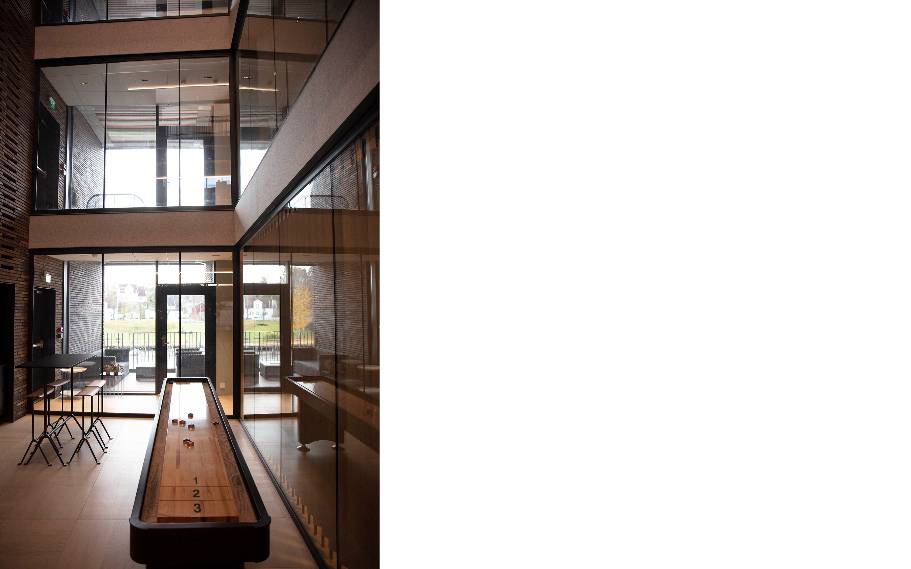 Fraster filt opklæbet på væg i trappegang