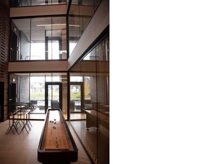 Fraster filt opklæbet på væg i trappegang