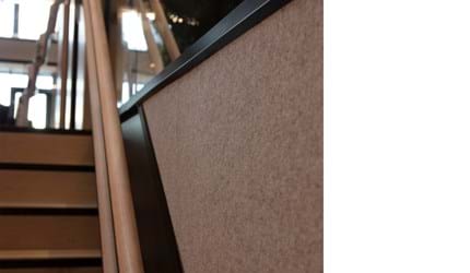 Fraster filt opklæbet på væg i trappegang