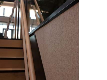 Fraster filt opklæbet på væg i trappegang