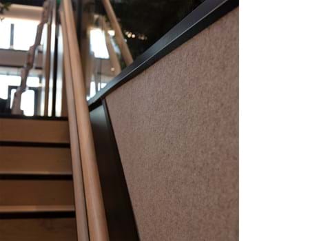 Fraster filt opklæbet på væg i trappegang