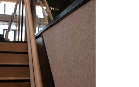 Fraster filt opklæbet på væg i trappegang