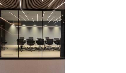 Fraster filt opklæbet på væg i trappegang