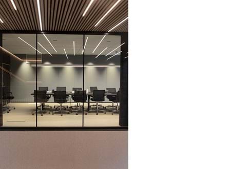 Fraster filt opklæbet på væg i trappegang