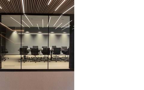 Fraster filt opklæbet på væg i trappegang