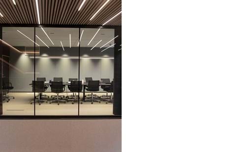 Fraster filt opklæbet på væg i trappegang