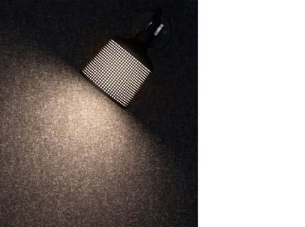 Fraster filt opklæbet på væg i trappegang