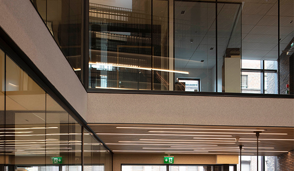 Fraster filt opklæbet på væg i trappegang