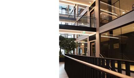 Fraster filt opklæbet på væg i trappegang