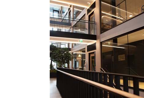 Fraster filt opklæbet på væg i trappegang