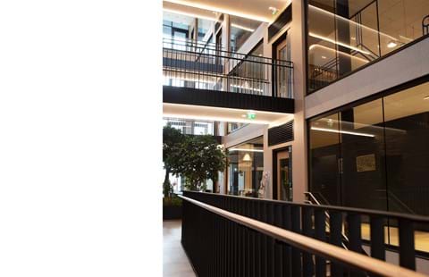 Fraster filt opklæbet på væg i trappegang