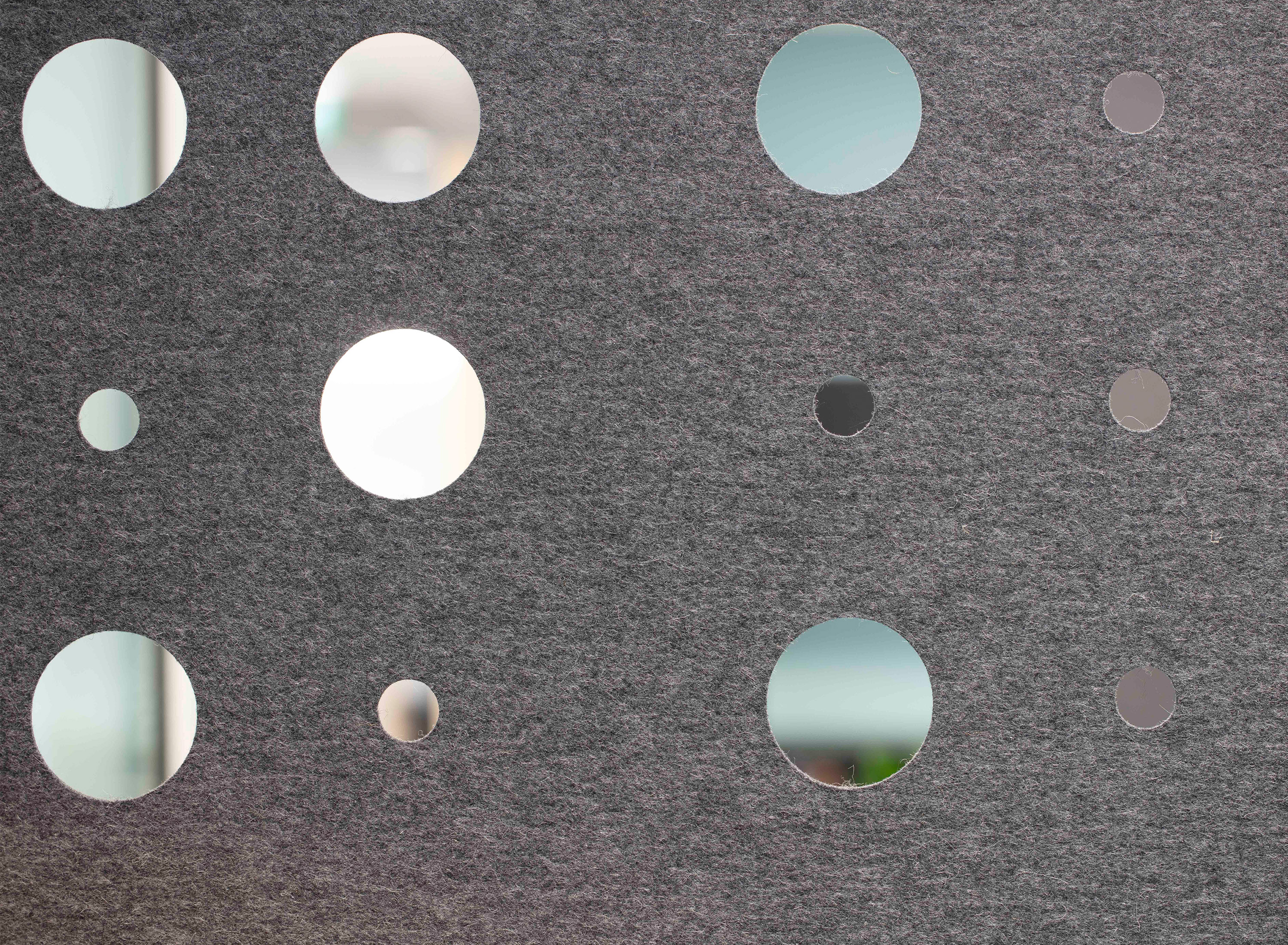 CoverSingle, rumdeler i filt udsnit grå filt